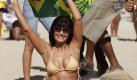 Die brasilianische Anhängerin feiert ihre Nationalmannschaft stilecht am Strand. Deutlich wärmer als in Südafrika scheint es auch zu sein. Foto: ap