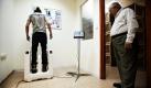 Ein Fluggast wird mit einem speziellen Gerät in der zentralisraelischen Stadt Rishon Lezion untersucht. Der Metalldetektor soll in Schuhen versteckte Waffen finden. Foto: ap