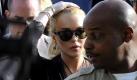 Lindsay Lohan droht Gefängnis auch bei Schuldbekenntnis (Mit Bild)
Vorspann: 	
Text: 	

   Los Angeles (dpa) - Ein Schuldbekenntnis kann die wegen Schmuckdiebstahls angeklagte US-Schauspielerin Lindsay Lohan nach den Worten des Richters nicht vor einer Gefängnisstrafe bewahren. Bei einer Anhörung in Los Angeles machte Richter Keith Schwartz dem Filmstar am Mittwoch klar: «Wenn Sie sich vor mir schuldig bekennen, wenn der Fall von mir behandelt wird, gehen Sie ins Gefängnis.» Damit hat die 24-jährige Lohan wohl keine andere Wahl, als sich einem Prozess um die Halskette im Wert von etwa 2500 Dollar zu stellen.

   Lohans Anwältin hatte vor der öffentlich übertragenen Anhörung durchblicken lassen, dass sie mit der Staatsanwaltschaft über eine Abmachung verhandeln wolle. Lohan würde sich unter Umständen schuldig bekennen, wenn ihr im Gegenzug eine Gefängnisstrafe erspart bliebe, sagte die Anwältin Shawn Chapman Holley dem US-Sender CNN. Solche als «Plea Deal» bekannten einvernehmlichen Absprachen zwischen Anklage und Verteidigung kommen in den USA häufiger vor.

   Lohan hatte bei der ersten Anhörung vor Gericht auf «nicht schuldig» plädiert. Damit wies sie den Vorwurf der Staatsanwaltschaft zurück, in einem Schmuckladen eine Goldkette entwendet zu haben. Es ist die bisher schwerwiegendste Anklage gegen Lohan, die seit einer Trunkenheitsfahrt im Jahr 2007 mehrere Male im Gefängnis und wiederholt auf Entzug war. Die Schauspielerin hat immer noch Bewährung. Der nächste Gerichtstermin zur Anklage wegen Diebstahls ist am 10. März.

   Derweil bahnt sich nach einem Bericht des «People»-Magazins neuer Ärger für den Filmstar an: Lohan war am Montagabend am Steuer eines Porsche mit knapp 100 Sachen auf einer Straße gestoppt worden, auf der sie höchstens 60 Kilometer pro Stunde fahren durfte.

# dpa-Notizblock

## Internet - [«People»-Bericht](http://dpaq.de/100statt60)

## Orte - [Gericht] (Airport Courthouse, 11701 S. La Cienega, Los Angeles, CA 90045), - [Schmuckladen](1350 Abbot Kinney Blvd, # 102, Venice CA 90291)

* * * * Die folgenden Informationen sind nicht zur Veröffentlichung bestimmt

## dpa-Kontakte - Autorin: Gisela Ostwald, +1 732 4853637 - Redaktion: Roland Siegloff, +49 30 2852-32292,

dpa go xx z2 ff
Ressort: 	Vermischtes
Schlagworte: 	USA/Leute/Kriminalität Foto: dpa