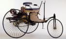1886 versetzt Carl Benz mit dem Patent-Motorwagen die an Pferdekutschen gewohnten Fußgänger in Erstaunen: Das erste Auto mit Gasmotor ist geboren. Foto: pi