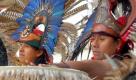 Mexikanische Azteken zeigen am Samstag (22.05.2004) im ostsächsischen Radebeul bei Dresden zum Auftakt des 'Pow Wow' bei den 13. Karl-May-Festtagen traditionelle Tänze. Die Auftritte der Indianer aus Nord- und Mittelamerika gehören alljährlich zu den Höhepunkten der Festtage in der Wohn- und Arbeitsstadt des Abenteuerschriftstellers. Weiterhin gibt es ein Country-Festival, eine Sternreiterparade und zahlreiche Westernstädte. Foto: dapd