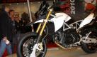 Köln (dpa/tmn) - Als Modell 1200 kommt im November die Aprilia Dorsoduro zu den Motorradhändlern. Die Preise für die große Supermoto-Maschine beginnen bei 11 799 Euro, teilte der italienische Hersteller zum Start der Messe Intermot in Köln (6. bis 10. Oktober) mit. Für das Modell mit ABS und Traktionskontrolle sind 1000 Euro mehr fällig. Seit der Markteinführung vor drei Jahren war die Dorsoduro nur mit 750-Kubikzentimeter-Motor erhältlich. Aprilia hat für die Dorsoduro 1200 einen komplett neuen V2-Motor entwickelt, sagte Firmensprecher Ansgar Schauerte. Das Aggregat mit Doppelzündung bringt es auf 96 kW/130 PS. Zum Verbrauch machte der Hersteller keine Angaben.
 Foto: dpa