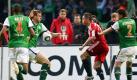 Bremens Per Mertesacker (2.v.l.) spielt im Strafraum den Ball mit dem Unterarm. Foto: dpa