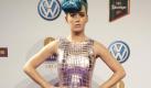 So geht der Metallic-Look: Sängerin Katy Perry scheint nicht so glücklich über ihren Auftritt beim Echo zu sein. Egal, Hauptdache das Kleid sieht heiß aus. Nur was das mit den blauen Haaren und dem eindeutigen Ansatz soll, wird wohl das Geheimnis ihres Stylisten bleiben. An den Knien zu erkennen: Die Gute wird auch nicht jünger. Foto: dapd