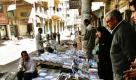 ARCHIV - Buchmarkt in Bagdad (Archivfoto vom 06.03.2008). In der irakischen Hauptstadt spürt man wieder Zuversicht. «Endlich ist die Zeit der Massenentführungen und täglichen Autobomben vorbei», sagt Professor Ali, der an der Akademie der Schönen Künste lehrt. Foto: Faleh Kheiber (zu dpa-Korr. 'Zuversicht und Optimismus kehren nach Bagdad und Basra zurück' vom 04.07.2008) +++(c) dpa - Bildfunk+++ 
 Foto: dpa