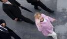 Kanzerlin ganz nah: Zehntausende Brger haben am Wochenende hinter die Kulissen der Macht in Berlin geschaut. Beim 13. Tag der offenen Tr strmten sie ins Bundeskanzleramt, in die 14 Ministerien und das Bundespresseamt. Angela Merkel begrte ihre Gste und erklrte die Arbeit des Bundeskanzleramts. Die Besucher konnten auch einen Blick in die schwarze Limousine der Kanzlerin werfen. Foto: dapd