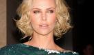 (Neues aus Hollywood) Charlize Theron auf der Suche nach der zweiten Chance
Vorspann: 	
Text: 	

Los Angeles (dpa) - Charlize Theron («Kaltes Land», «Hancock») will in der schwarzen Komödie «Young Adult» ihrer Jugendliebe eine zweite Chance geben. Im Mittelpunkt steht sie als geschiedene Autorin für Jugendbücher aus Minneapolis, die mit Mitte Dreißig in ihre kleine Heimatstadt in Minnesota zurückkehrt, um wieder Kontakt zu einem Ex-Freund aufzunehmen. Die verflossene Liebe aus Schulzeiten, gespielt von Patrick Wilson («Little Children»), ist allerdings verheiratet und hat gerade ein Kind bekommen. Auf Therons Seite steht US-Komiker Patton Oswalt («Shopping-Center King»), der immer noch hin und weg ist von seiner früheren Flamme aus Highschool-Tagen. Die Regie führt Jason Reitman («Up in the Air») nach dem Drehbuch von Oscar-Gewinnerin Diablo Cody («Jennifer's Body - Jungs nach ihrem Geschmack»), berichtet das Filmfachblatt «Hollywood-Reporter». Zu den Produzenten zählt unter anderem auch Hollywood-Schauspieler John Malkovich. Foto: dpa
