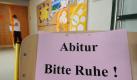 «Abitur - Bitte Ruhe!» steht am 13.05.2011 vor dem Eingang der Turnhalle des Anton-Bruckner-Gymnasiums in Straubing (Niederbayern). Foto: Armin Weigel Foto: dpa