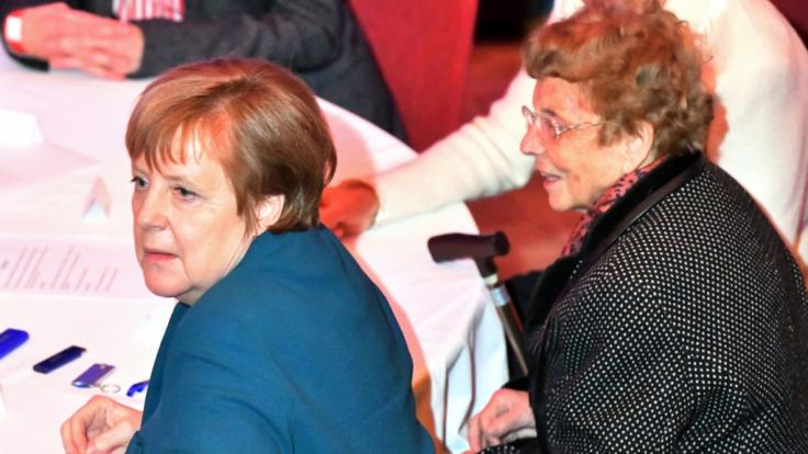 Bundeskanzlerin Angela Merkel (CDU, l) sitzt beim Neujahrsempfang der Stadt Templin neben Herlind Kasner, ihrer Mutter.