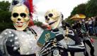 Eine mexiaknische Gruppe tanzt am Sonntag (15.05.2005) beim zehnten Karneval der Kulturen als Skelette verkleidet durch die Strassen von Berlin. Mit farbenprächtigen Kostümen zogen die rund 4500 Teilnehmer in über 100 Formationen mit Musi
 Foto: dpa