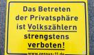 Heute beginnt sie offiziell: die erste gesamtdeutsche Volkszählung. In Deutschland werden rund ein Drittel der mehr als 80 Millionen Einwohner befragt. Auskunft geben müssen Immobilienbesitzer, Bewohner von Gemeinschaftsunterkünften und zehn Prozent der Einwohner, die zufällig ausgewählt werden. Wer bei der Volkszählung um Auskunft gebeten wird, darf sie nicht verweigern, sonst droht ein Zwangsgeld. Foto: dapd