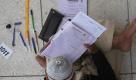 Ein Religionsstudent brütet über seiner ersten Semesterarbeit in Karachi. Foto: Rehan Khan Foto: dpa