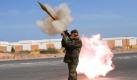 Ein Aufständischer beschießt ein libysches Kampfflugzeug mit einem Granatwerfer.  Foto: dpa