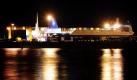 In der Nacht zu heute brannte die britische Nordseefähre Hafnia Seaways. Jetzt liegt das 187 Meter langen Schiff an der Ro-Ro-Pier des Amerikahafens in Cuxhaven. Das Feuer war am Mittwochabend in der Schiffsauna ausgebrochen und konnte erst Stunden später unter Kontrolle gebracht werden. Vier Passagiere und zwei Besatzungsmitglieder werden zur Zeit im Krankenhaus untersucht, weil sie Rauchgas eingeatmet haben sollen. Insgesamt befanden sich 27 Personen an Bord des Frachters. Foto: dpa