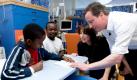 Leader of the British Conservative Party David Cameron (R) and his wife Samantha (2-R) visit Birmingham Children's Hospital, in Birmingham, central England on April 29 2010. David Cameron is in the city before the three main political party leaders television debate in Birmingham, later on 29 April 2010. EPA/ANDREW PARSONS EDITORIAL USE ONLY/NO SALES +++(c) dpa - Bildfunk+++
pixel Foto: dpa