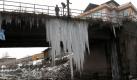 Riesige Eiszapfen hängen an einer Brücke in Srinagar, der Sommerhauptstadt des indischen Teils von Kaschmir. Foto: Farooq Khan Foto: dpa