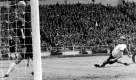Das Wembley-Tor aus einer anderen Perspektive. Hurst zeiht ab, Tilkowski kommt nicht mehr dran. Der Ball war nicht hinter der Linie. Foto: news.de/dpa