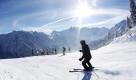 Ein Skifahrer ist auf der Piste im Skigebiet Fellhorn/Kanzelwand in Oberstdorf unterwegs. Dort Oberstdorf soll das größte zusammenhängende Skigebiet der bayerischen Alpen entstehen. Es reicht bis ins österreichische Kleinwalsertal und soll künftig mehr als 100 zusammenhängende Pistenkilometer umfassen. Foto: dapd