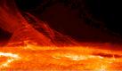 Aufgenommen mit dem optischen Teleskop des Sonnensatelliten Hinode zeigt das Bild die faserartige Stuktur des Plasmas, das Regionen von unterschiedlicher magnetischer Polaritaet miteinander verbindet (Foto vom 12.01.07). Hinode faengt diese sehr dynamischen Bilder der Chromosphaere ein. Die Chromosphaere ist eine duenne 'Schicht' der Sonnenatmosphaere, die sich zwischen der sichtbaren Oberflaeche, der Photosphaere, und der Korona befindet. Von der Erde aus gesehen erscheint die Sonne als bestaendige, freundliche Quelle von Licht und Waerme. Doch die Wirklichkeit sieht anders aus: Riesige Sturmboeen toben zuweilen ueber den Glutball. Regelmaessig erschuettern gewaltige Explosionen die Sternenatmosphaere, wobei Milliarden Tonnen heisses Gas ins Weltall geschleudert werden. Gleissende Lichtblitze begleiten die Eruptionen.
 Foto: ddp