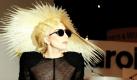 Die New Yorker Sängerin Lady Gaga hat in einem Online-Chat auf der Website Showstudio.com erzählt, warum sie so viel Wert auf extravagant-üppige Kopfbedeckungen legt. Wie die schottische Zeitung Daily Record berichtet, schützt sich die 24-Jährige damit vor neugierigen oder gar bösen Blicken. Wenn ich einen Hut trage, der groß genug ist, lasse ich auf überkandidelten Partys die Leute nicht an mich herankommen. Der Hut ist Schutz für mich, so Lady Gaga. Foto: dpa