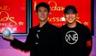 Der chinesische Martial Art Star Jet Li (rechts) posiert neben seinem  ihm nicht gerade zum Verwechseln ähnlichen sehenden  Abbild im Wachsfigurenkabinett Madame Tussauds in Hong Kong. Dort stellte er seine neu gegründete Wohltätigkeitsorganisation One Foundation vor, mit der er sich vor allem gegen Armut und für mehr Bildung einsetzen möchte. Foto: ap