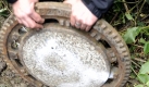 Fünf Stunden lang war die neunjährige Kassandra in diesem Kanalschacht gefangen. Obenauf lag ein 40 Kilo schwerer Gullydeckel, das Mädchen war quasi lebendig begraben. Das unterkühlte Kind war dem Tod nahe, als es gefunden wurde. Foto: dpa