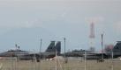 FILE - In this Monday, March 21, 2011 photo two F-15 jet fighters prepare to take off at the NATO airbase in Aviano, Italy. The aircraft at right later crashed in Libya, with both crew ejecting safely. The U.S. Africa Command said both crewmembers were safe after what was believed to be a mechanical failure of the Air Force F-15. The aircraft, based out of Royal Air Force Lakenheath, England, was flying out of Italy's Aviano Air Base in support of Operation Odyssey Dawn. (AP Photo/Luca Bruno,File) Foto: ap