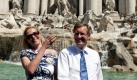 Ob es Glück bringt? Bundespräsident Christian Wulff und seine Frau Bettina werfen bei einem Besuch in Rom Münzen in den Trevi-Brunnen. Das Ehepaar wird zwei Tage zu Besuch in Italien sein. Foto: dapd