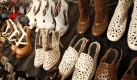 ImBackstagebereich einer Mailänder Modenschau stehen sie aufgereiht:Die Schuhe, der kommenden Frühjahrskollektion von Marni. Foto: ap