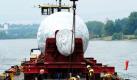 Schiffsarbeiter stehen in Mühlheim-Kärlich auf einem Schiff, auf das zwei 190 Tonnen schwere Turbinen aus dem stillgelegten Atomkraftwerk in Mühlheim-Kärlich verladen wurden. Die beiden Turbinen sollen zunächst über den Rhein nach Eemshaven in den Niederlanden gebracht werden, um schließlich nach Ägypten überführt zu werden. Foto: dapd