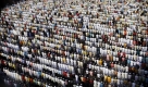 Tausende indische Moslems haben sich in der Jama-Moschee in Neu-Delhi versammelt. Sie feiern dort das Fest Eid al-Fitr, das das Ende des Fastenmonats Ramadan markiert. Foto: ap