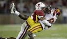 Gestoppt: Ronald Johnson von der University of Southern California verliert in einem College-Football-Match den Ball, als ihn Delano Howell, Verteidiger aus Stanford, zu Fall bringt. Foto: ap