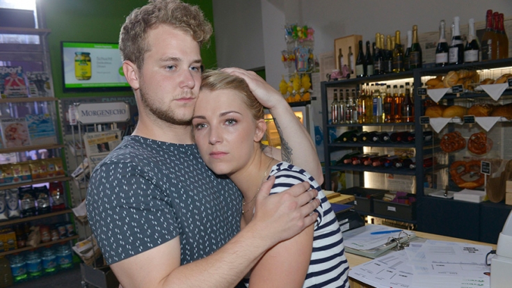 Lilly (Iris Mareike Steen) sucht nach der Trennung von Tuner Trost bei Jonas (Felix van Deventer).