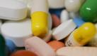 Viele Medikamente gegen Depressionen wirken zunächst antriebssteigernd und dann erst stimmungsaufhellend. Gewinnen psychisch Kranke so die Kraft zurück, sich umzubringen? News.de klärt auf: Wann sind Antidepressiva gefährlich, wann Lebensretter? Foto: dpa