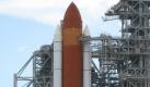 Eine Raumfähre ist für den Start mit Außentank und Boosterraketen an der Stahlkonstruktion der Startrampe auf dem Kennedy Space Center in Cape Canaveral im Bundesstaat Florida befestigt (Foto vom 10.10.2007). 34000 Hektar Sumpfland umgeben den Weltraumbahnhof auf Merrit Island. Etwa 5000 Alligatoren teilen sich das 'Merrit Island National Wildlife Refuge' mit den Raketen und Raumschiffen der NASA. In monatelanger Arbeit werden die Raumfähren in der sogenannten Orbiter Processing Facility (OPF), einer gigantischen Werkstatt, für den Start vorbereitet. Foto: dpa
