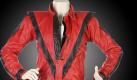 Lederjacke, selten getragen, 28 Jahre alt: 1,8 Millionen Dollar. Zwei Jahre nach Michael Jacksons Tod kam eines der berühmtesten Kleidungsstücke der Popgeschichte unter den Hammer. Die schwarzrote Lederjacke aus dem legendären Musikvideo Thriller von 1983 ist nach Angaben des Auktionshauses Juliens in Beverly Hills für umgerechnet rund 1,3 Millionen Euro von einem Texaner ersteigert worden. Er will sie in einem Kinderkrankenhaus in Austin ausstellen, um Spendengelder für das Hospital zu sammeln. Foto: dpa