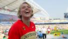 Christina Obergföll: «Beste Quali meines Lebens»
Vorspann:	
Text:	
Daegu (dpa) - Beim Frühstück brachte Christina Obergföll keinen Bissen runter. Sie sagte zu ihrem Trainer Werner Daniels: «Ich glaube, ich muss mich gleich übergeben.» Im Stadion von Daegu kam bei der zweimaligen Vizeweltmeisterin dann der große Hunger den ersten internationalen Titel. 

«Das war die beste Quali meines Lebens», sagte die Offenburgerin. Ihre 68,76 Meter gleich im ersten Versuch machen Appetit auf mehr. Die Konkurrenz staunte jedenfalls: Die Olympia-Zweite Maria Abakumowa aus Russland kam bei der Ausscheidung am Vormittag nur auf 62,49, die tschechische Weltrekordlerin Barbora Spotakova auf 63,40 Meter. 

Auch Katharina Molitor aus Leverkusen (63,52) steht im Medaillenkampf an diesem Freitag. Europameisterin Linda Stahl fand zwar auch bei der WM nicht aus ihrer Formkrise heraus, kam aber mit 60,21 Metern ebenfalls weiter.

«Ich war so komisch nervös heute Morgen», erzählte Obergföll. Aber dann fehlten ihr beim ersten Wurf nur zehn Zentimeter zu ihrer Saisonbestleistung. Zusammen mit Molitor suchte die 30-Jährige ein schattiges Plätzchen, setzte sich auf die blaue Laufbahn und genoss die Atmosphäre.

Nach ihrem geglückten WM-Appetizer strahlte Obergföll. «Ich fühle mich gut, ich bin gesund, ich bin entspannt», sagte sie. «Ich hoffe, das ist morgen noch genauso. Ich freue mich, dass ich morgens schon so weit werfen kann.» Das heiße Wetter sei für die Muskulatur ein Vorteil.

Gleichzeitig war ihr der erste gehaltvolle Gang auf der WM-Speisekarte aber auch etwas unheimlich. «Das ist ein bisschen zwiespältig. Von außen erwarten ja jetzt alle, dass ich gewinne. Mir wäre es lieber gewesen, ich hätte nur 64 Meter geworfen und morgen einen ausgepackt.» Doch satt ist Obergföll noch lange nicht. «Ich habe mir fürs Finale ganz fest vorgenommen, dass ich Saisonbestweite werfe. Oder persönliche Bestweite.» Ihr deutscher Rekord von 2007 steht bei 70,20 Meter.

Obergföll-Porträt auf der DLV-Seite
Ressort:	Sport Foto: dpa