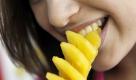 Mit den ersten Sonnenstrahlen steigt auch die Lust auf frisches Obst wie hier Ananas. Eine gute Wahl, denn die Frucht enthält Glückshormone. Foto: ddp