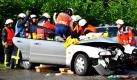 Einsatzkräfte von Feuerwehr und Rettungsdienst befreien auf der B31 bei Freiburg einen Fahrer aus seinem zerstörten Fahrzeug. Nach Polizeiangaben war ein Lkw von der Fahrbahn abgekommen und mit vier Fahrzeugen zusammengestoßen. Dabei wurde eine Frau getötet. Foto: dpa