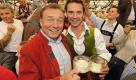 Ließen sich ebenfalls die eine oder andere Maß schmecken: Musiker Karel Gott (l.) und Fernsehmoderator Florian Silbereisen posieren im Schottenhamel-Festzelt. Foto: ap