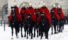 Die berittene Leibgarde muss auch bei eisigen Temperaturen und Schnee auf dem Paradeplatz Horse Guards Parade in London exerzieren.  Foto: ap