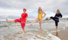 Wassertreten nach Kneipp demonstrieren Cindy, Marie und Steffi (von links nach rechts) am Strand des Seebades Heringsdorf. Auf Usedom wollen Einheimische und Urlauber am Samstag den eigenen Guinness-Kneipp-Rekord aus dem Jahr 2009 brechen. Der Rekordversuch ist zugleich der Auftakt für die 6. Usedomer Wellnesstage.  Foto: dpa