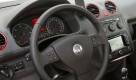 VW-typisch aufgeräumt gibt sich das Armaturenbrett. Die altbekannte Multifunktionsanzeige wurde mit neuen Details erweitert. Die Anzeige der offenen Türen etwa passt grafisch zu den Schiebetüren. Foto: pi