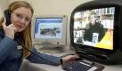 Marketing-Chefin Birgit Fröhling von der City-Com GmbH Magdeburg demonstriert am Mittwoch (06.02.2002) in Magdeburg, wie man mit einem Breitband-Kabelanschluss gleichzeitig im Internet surfen, fernsehen und telefonieren kann. Ab März 2002 soll in 25 000 Wohnungen der Magdeburger Wohnungsbaugesellschaft (Wobau) das Telefonieren über Breitbandkabel möglich sein. Neben Rundfunk, Fernsehen und Internet könnten damit erstmals in Europa auch Privatkunden die Sprachtelefonie unter Verwendung der so genannten Voice over IP-Technologie (VoIP) nutzen. dpa/lah
 Foto: dpa