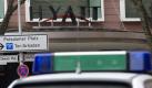 6. März: Ein Streifenwagen vor dem Hotel Hyatt in Berlin. Foto: dpa