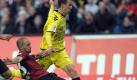 Der Dortmunder Ivan Perisic (r) wird im letzten Moment von Sofian Chahed (M) entscheidend gestört. Foto: dpa