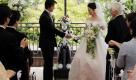 I-Fairy, ein Roboter, leitet eine Trauungszeremonie für Tomohiro Shibata 42, und seine Braut Satoko Inouye, 36, in Tokio. Die Hochzeit war die erste, die von einem Roboter abgehalten wurden. Foto: ap