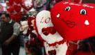 An Iraqi man shops for a Valentine's Day present in central Baghdad, Iraq, Sunday, Feb. 14, 2010. Some Iraqis are marking Valentine's Day and shopping for gifts for their loved ones. (AP Photo/Hadi Mizban) Foto: ap