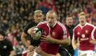 Gareth «Alfie» Thomas (M) wird im Einsatz für die British and Irish Lions von einem «All Black» getackled. Foto: John Cowpland. Foto: dpa