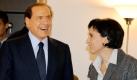 Der Italienische Präsident Silvio Berlusconi lacht mit einer Mutter in Onna. Kurz vorher hatte er ihr den Schlüssel für ein neues Haus übergeben, das die Familie beziehen wird. Ihre Wohnung war beim Erdbeben am 6. April 2009 zerstört worden. Foto: dpa